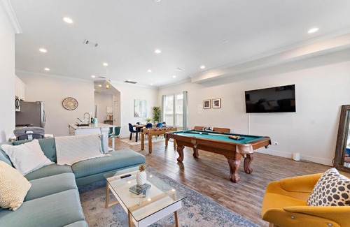 Northside Casa | The Heights Getaway with Game Room Backyard Grill Outdoor Games Netflix Wine at The Heights
