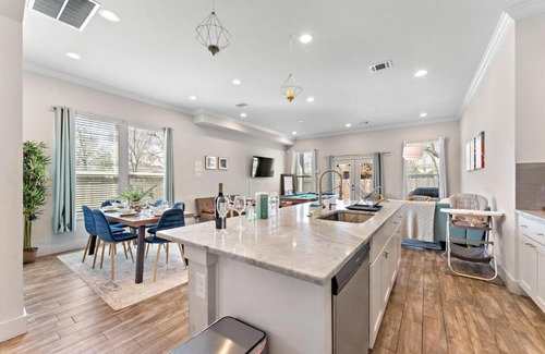 Northside Casa | The Heights Getaway with Game Room Backyard Grill Outdoor Games Netflix Wine at The Heights