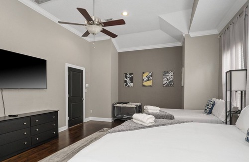 Shady Acres Casa | The Heights Hideaway