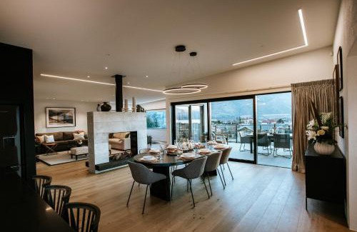 Wanaka Casa | The Heights - Sleeps 8 - Lake Views - Outdoor Fire