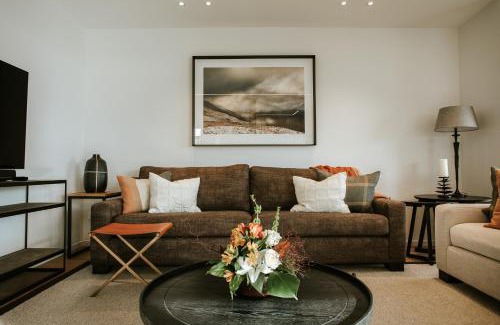Wanaka Casa | The Heights - Sleeps 8 - Lake Views - Outdoor Fire