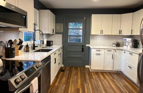 Greensboro Casa | The Hendrix Convenient, cozy, updated 3 bedroom ranch