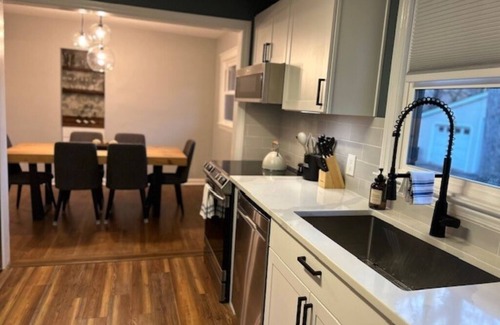 Greensboro Casa | The Hendrix Convenient, cozy, updated 3 bedroom ranch