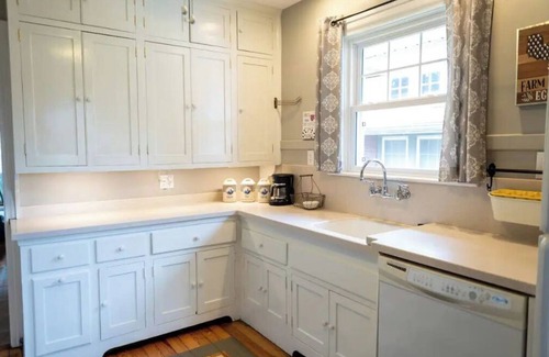 Meridian-Kessler Casa | The Hens Haven, 2 bd Broadripple Bungalow
