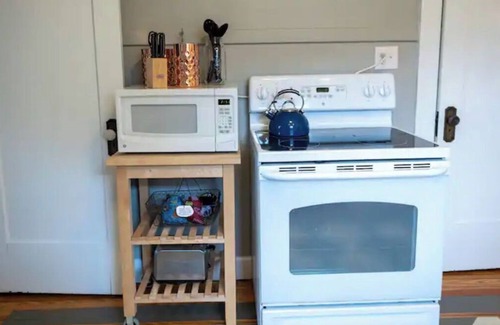 Meridian-Kessler Casa | The Hens Haven, 2 bd Broadripple Bungalow