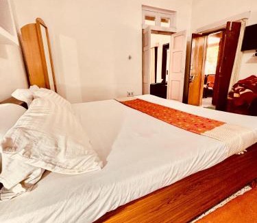 Kasauli Apartamento | The Heritage manor l on mall road Kasauli l Private Lawn l 2 Min walk to heritage market