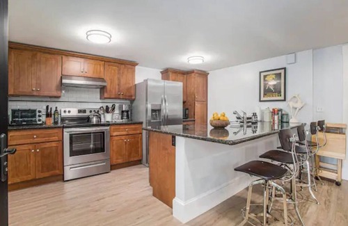 West Alameda Casa | The Hidden Gem- Pristine Renovated Flat Near Beach
