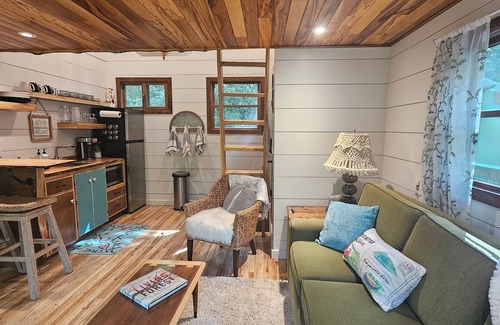 Elizabethton Cabina | The Hidden Hemlock Treehouse: Sleep cozy among the trees with a waterfall view
