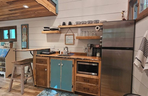 Elizabethton Cabina | The Hidden Hemlock Treehouse: Sleep cozy among the trees with a waterfall view