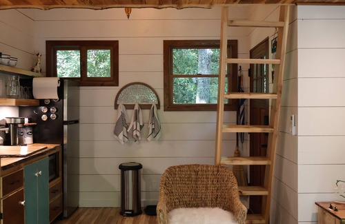 Elizabethton Cabina | The Hidden Hemlock Treehouse: Sleep cozy among the trees with a waterfall view