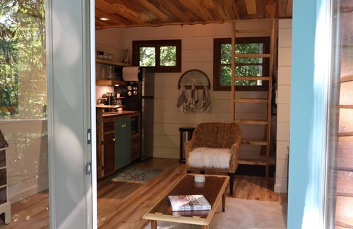Elizabethton Cabina | The Hidden Hemlock Treehouse: Sleep cozy among the trees with a waterfall view