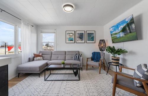 Sylvan Lake Apartamento | The Hidden Loft I 5-min Walk 2 Beach I DT I 55 TV