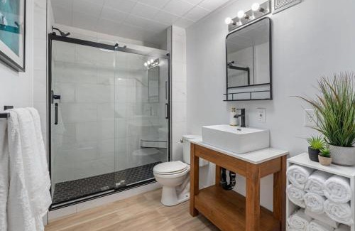 Sylvan Lake Apartamento | The Hidden Loft I 5-min Walk 2 Beach I DT I 55 TV