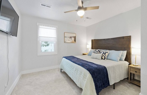 Northeast Virginia Beach Hotel | The Hideaway: 2 Bedroom 2.5 Bath, blocks to ocean.