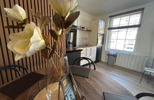Lancaster Apartamento | The Hideaway – 2-Bedroom Apartment with outdoor terrace & free parking