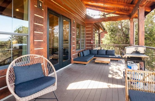 Leander Cabina | THE HIDEAWAY 3BR/2BA Modern Cabin at LAKE TRAVIS
