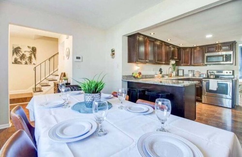 Norfolk - Virginia Beach Casa | The Hideaway! 3BR Retreat Home Near VB Town Center