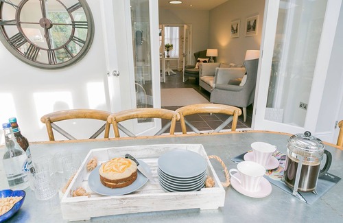 Beaumaris Cabaña | The Hideaway Beaumaris - a near a pub that sleeps 12 guests in 6 bedrooms