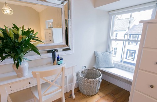 Beaumaris Cabaña | The Hideaway Beaumaris - a near a pub that sleeps 12 guests in 6 bedrooms