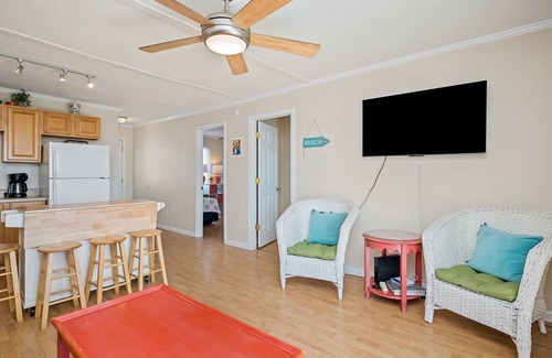 Yaupon Beach Condominio | The Hideaway: 2 BR / 1 BA casa en Oak Island, capacidad para 4