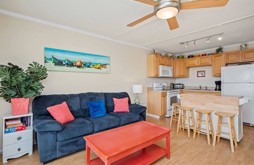 Yaupon Beach Condominio | The Hideaway: 2 BR / 1 BA casa en Oak Island, capacidad para 4