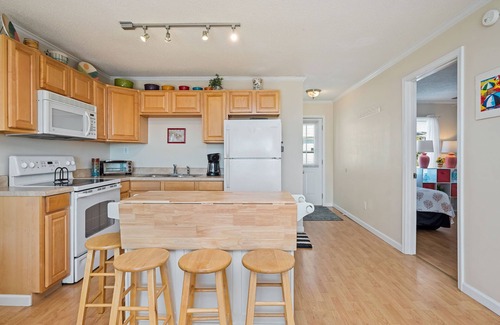 Yaupon Beach Condominio | The Hideaway: 2 BR / 1 BA casa en Oak Island, capacidad para 4