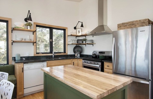 Bluewater Cabaña | the Hideaway - King Bed! *Wood Fired Sauna* - Private Lake Access