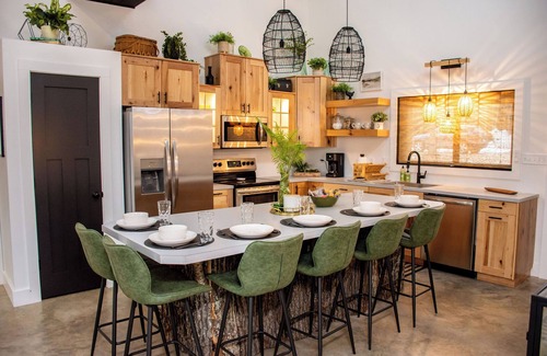 Eagle Rock Casa | The Hideaways on Rickety Ridge. Secluded & Dog-friendly on TRL. Sparkly Clean!