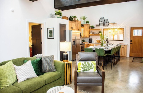 Eagle Rock Casa | The Hideaways on Rickety Ridge. Secluded & Dog-friendly on TRL. Sparkly Clean!