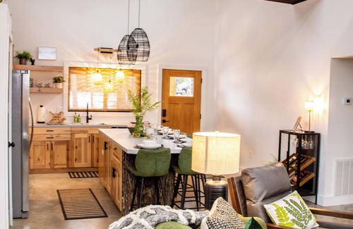 Eagle Rock Casa | The Hideaways on Rickety Ridge. Secluded & Dog-friendly on TRL. Sparkly Clean!