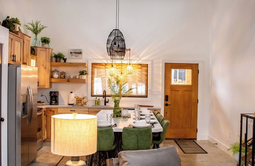 Eagle Rock Casa | The Hideaways on Rickety Ridge. Secluded & Dog-friendly on TRL. Sparkly Clean!
