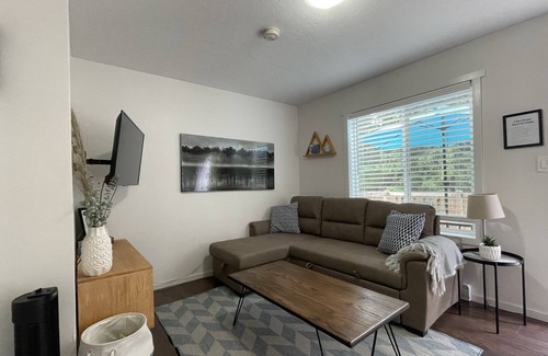 Magna bay Cabina | The Hideout | Cabins at Crowfoot Mtn - Mountain views with Hot tub