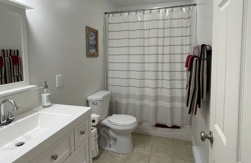 Magna bay Cabina | The Hideout | Cabins at Crowfoot Mtn - Mountain views with Hot tub