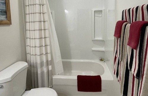 Magna bay Cabina | The Hideout | Cabins at Crowfoot Mtn - Mountain views with Hot tub