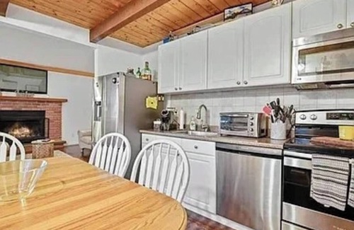 Lake Ariel Cabaña | The Hideout, Charming 3-bedroom cottage in scenic Lake Ariel with WiFi