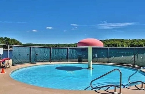 Lake Ariel Cabaña | The Hideout, Charming 3-bedroom cottage in scenic Lake Ariel with WiFi