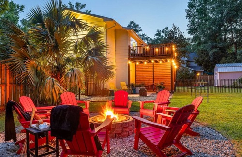 West Ashley Casa | The Hideout | Fire Pit, Movie Deck & Fun Games