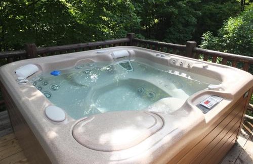Beulah Casa | The Hillside Hideaway At Crystal Lake - Great Spa!