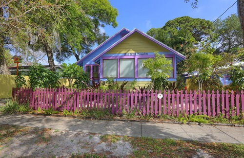 Central Sarasota Casa | El histórico Bird House Bungalow está a tiro de piedra de todo.