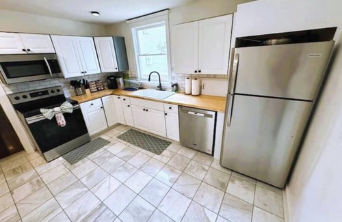 Thomas Square Casa | The Historic Darling House + Hot tub in Downtown Savannah! Great for Groups!