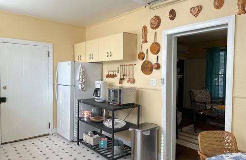 Elkton Apartamento | The historic Mitchell House, built in 1769, in the heart of downtown Elkton.