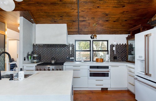 Pine Bush Casa | The Historic, White Farmhouse at Bruyn Estate w/ Hot Tub as seen in Domino Mag, Martha Stewart, NYT,