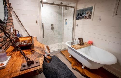 Russellville Apartamento | The Hobbit House, Fantasy comes Home!