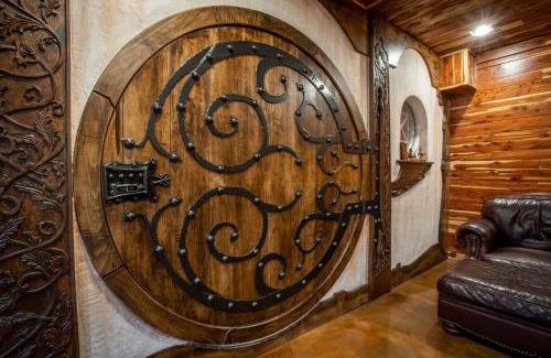 Russellville Apartamento | The Hobbit House, Fantasy comes Home!