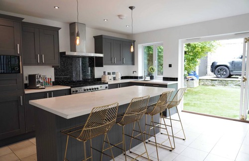 Barbican Casa | The Hoe, Beautiful 5-Bedroom House, Garden, Secure Parking, Sleeps 12