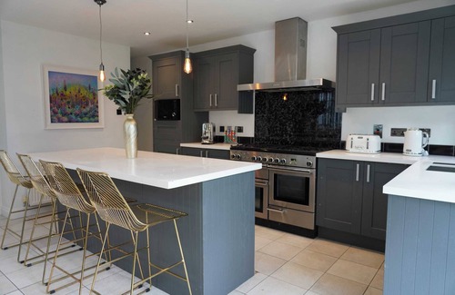 Barbican Casa | The Hoe, Beautiful 5-Bedroom House, Garden, Secure Parking, Sleeps 12