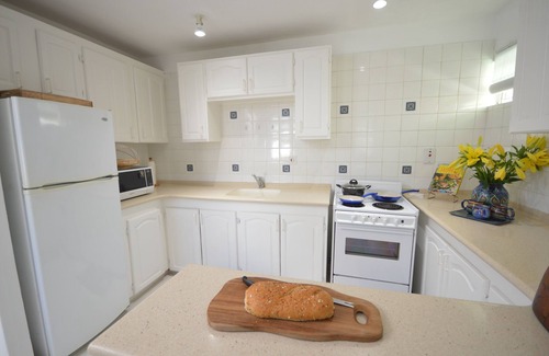 West Coast Apartamento | The Holiday Hub close to amenities and beach view