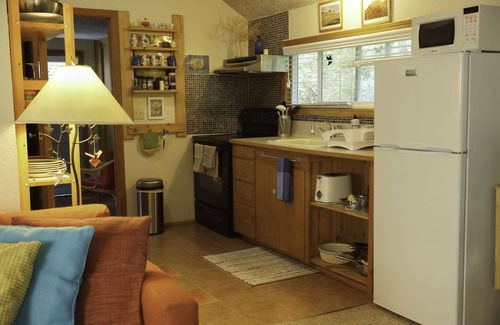 Mitchell Cabaña | Painted Hills Vacation - The Hollyhock Guest House - ¡Un santuario pacífico!
