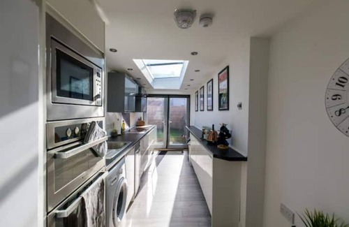 Roath Casa | The Hollywood - Large Beautiful 3 Bedroom House