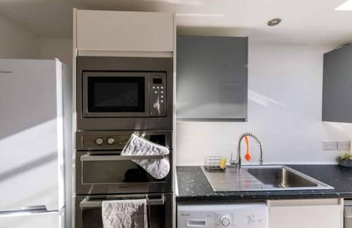 Roath Casa | The Hollywood - Large Beautiful 3 Bedroom House